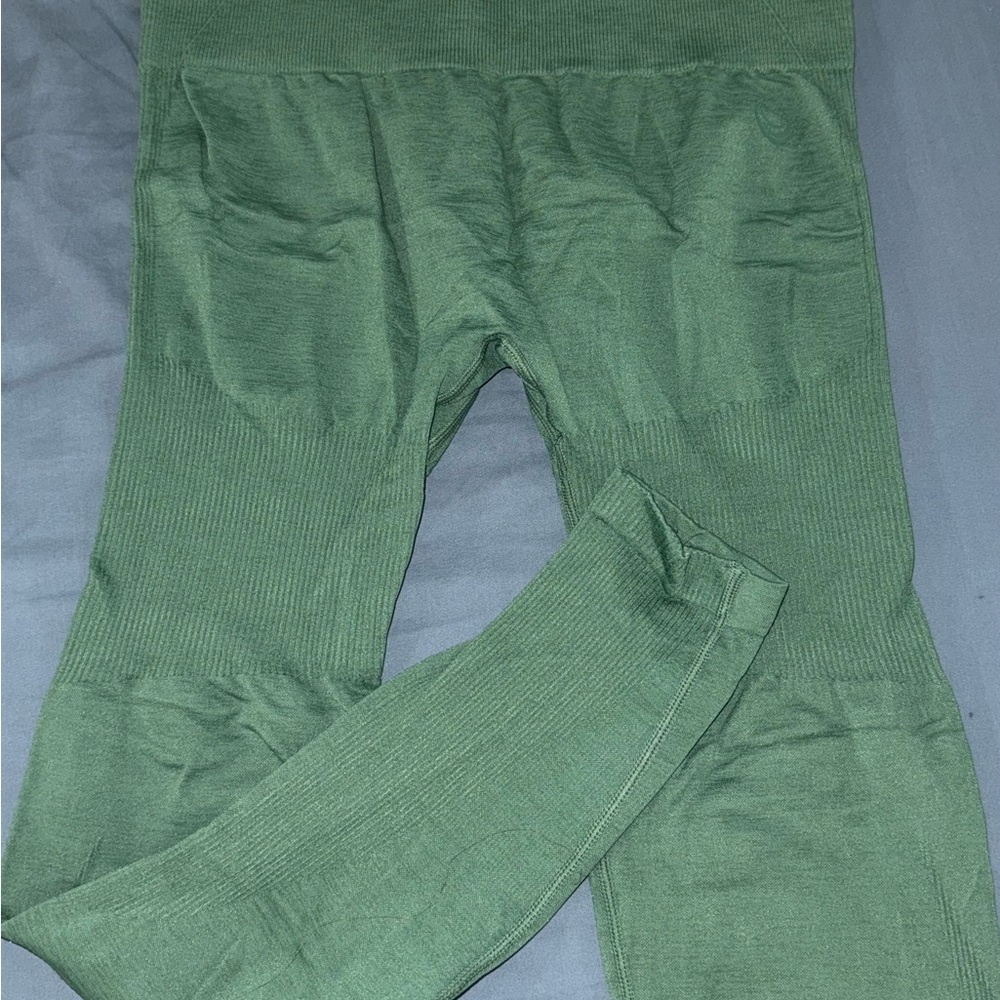 Lazuli leggings in a forest green. Size medium